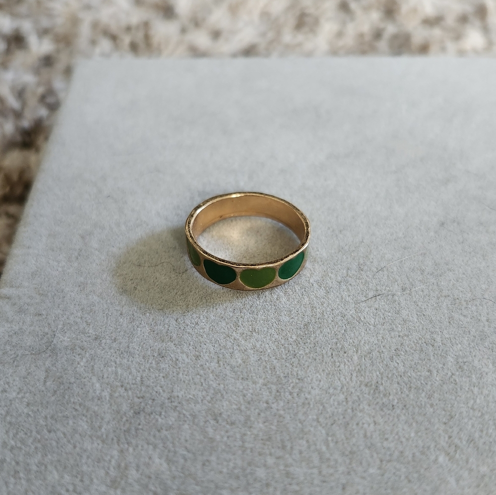Elegant Gold and Green Ring